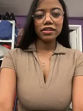 Stripchat Live Sex Cam of Ariana_roxe_