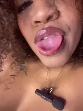 Stripchat Watch Live Sex Cams of riri_brunnete