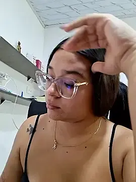 Stripchat Live Sex Cam of -VICKKY