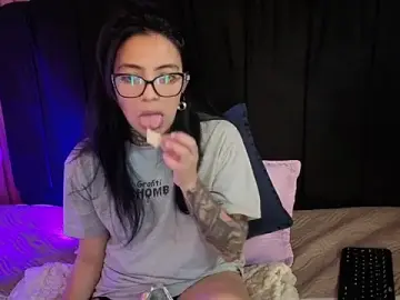 Stripchat Sex Cam of LiaMonroee_