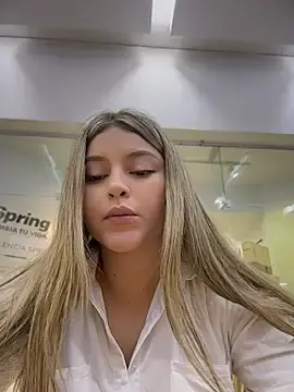 Stripchat Sex Cam of lunablossom_