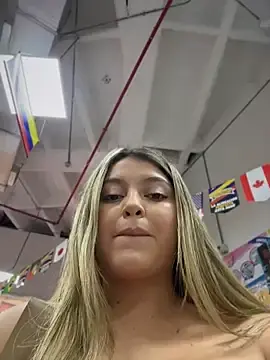 Stripchat Sex Cam of lunablossom_
