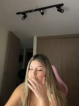 Stripchat Watch Live Sex Cams of lunablossom_