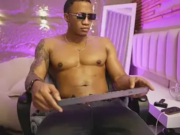 Stripchat Live Sex Cam of LoganVarela