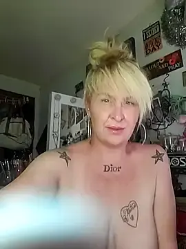 Stripchat Live Sex of NutNmyGUTdaddy