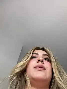 Stripchat Sex Cam of Cloee_Rainbow1