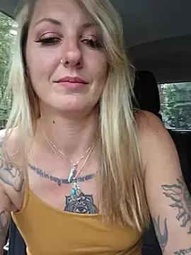 Stripchat Sex Cam of SheIsSomething