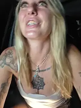 Stripchat Live Sex Cam of SheIsSomething