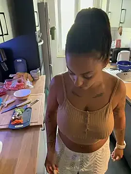 Stripchat Live Sex of SweetPetiteNoir