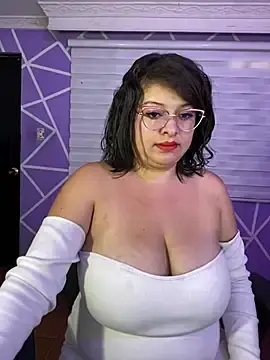 Stripchat Free Live Porn of MiiaaJoness