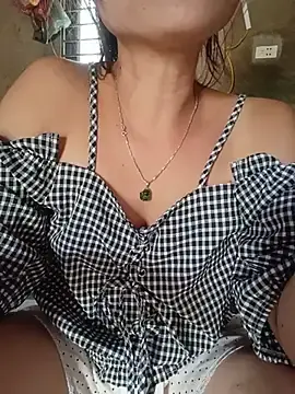 Stripchat Live Sex Cam of Linda-yiyi