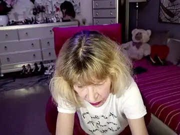 Stripchat Best live sex cam show of HornyMilf_555