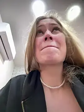 Stripchat Live Sex Cam of blonde_exe