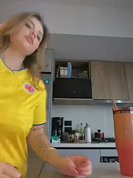 Stripchat Sex Cam of Alirawrz