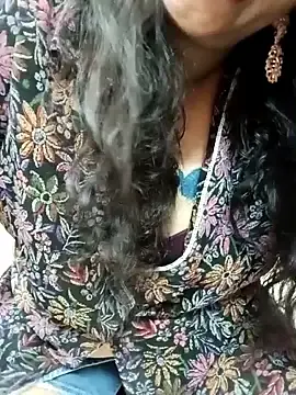 Stripchat Best Webcam of roopa__