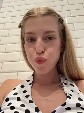 Stripchat Free Live Porn of kira_mia
