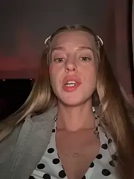 Stripchat Nude Webcam of kira_mia