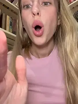 Stripchat Live Sex Cam of kira_mia