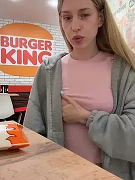 Stripchat Free Live Porn of kira_mia