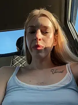 Stripchat Live Sex Cam of kira_mia