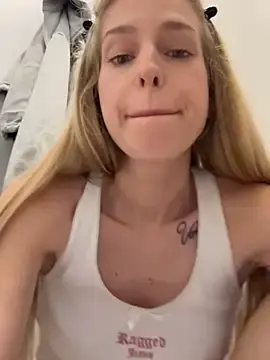 Stripchat Free Live Porn of kira_mia