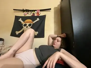 Stripchat Free Porn Cam of Snowbunnycake_131