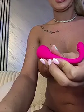 Stripchat Watch Live Sex Cams of KirstieVegas