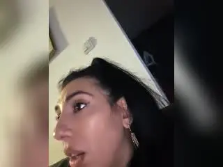 Xlovecam Live Sex of BrunetteBabe69