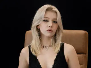 Xlovecam Watch Live Sex Cams of SelenaIris